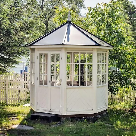 Arctic Hilltop - 1 *